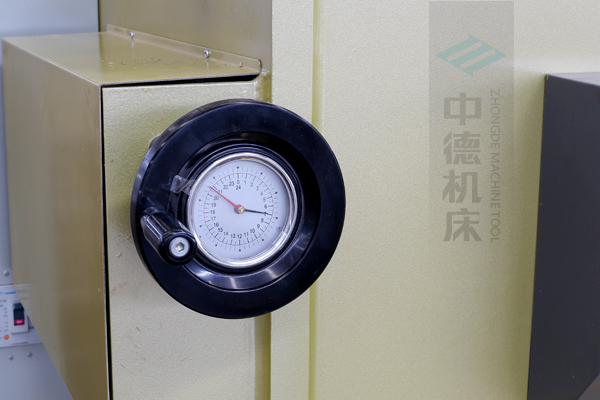 ZDG-832刀片間隙調(diào)節(jié)裝置，設(shè)置在機(jī)架前面，并有刻度顯示，調(diào)節(jié)方便.jpg